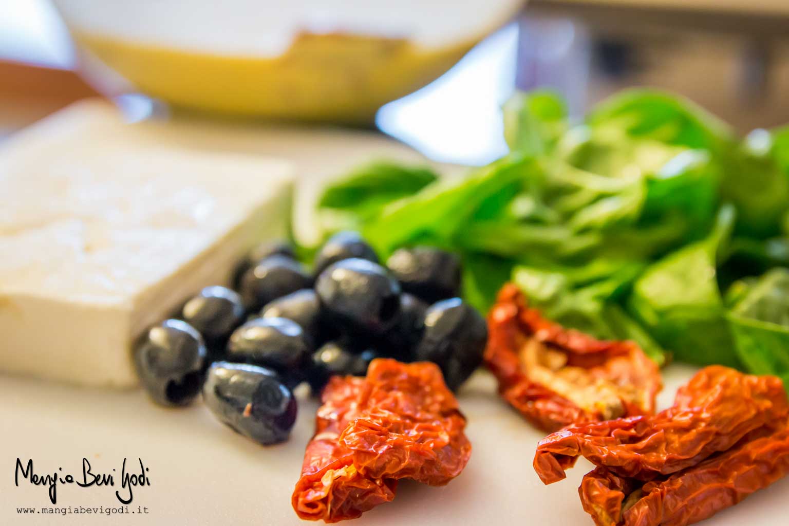 Gli ingredienti: feta, pomodori secchi, olive nere, basilico