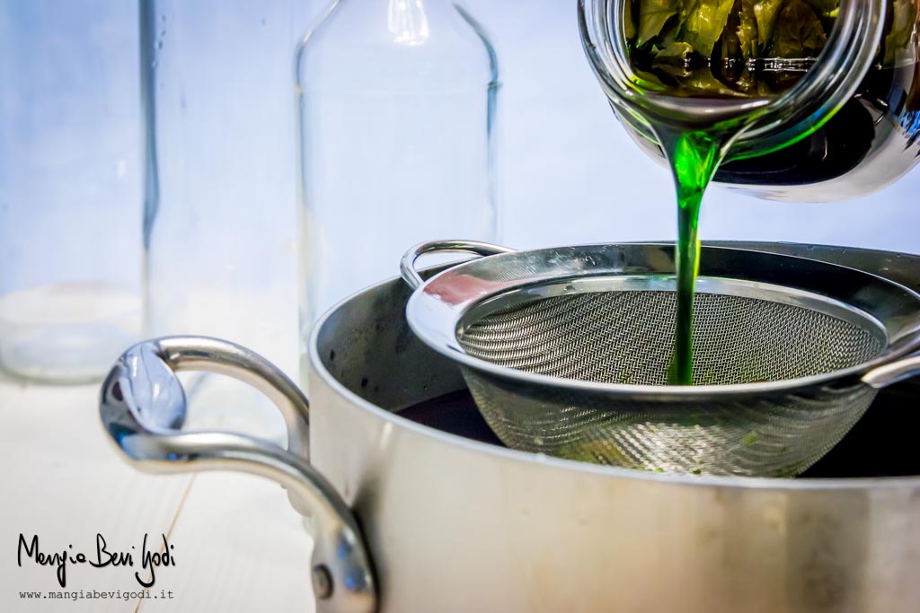 Unire l'estratto alcolico di menta allo sciroppo di zucchero filtrandolo con un colino.