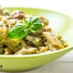 Pasta con crema di basilico fresco, pomodori secchi e pinoli