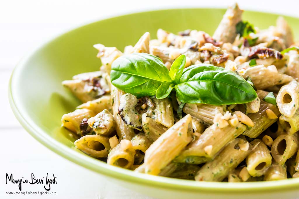 Pasta con crema di basilico fresco, pomodori secchi e pinoli