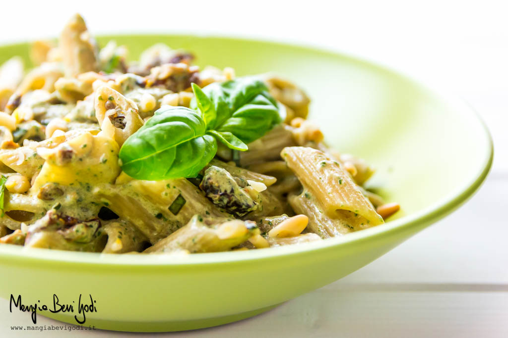 Pasta con crema di basilico fresco, pomodori secchi e pinoli