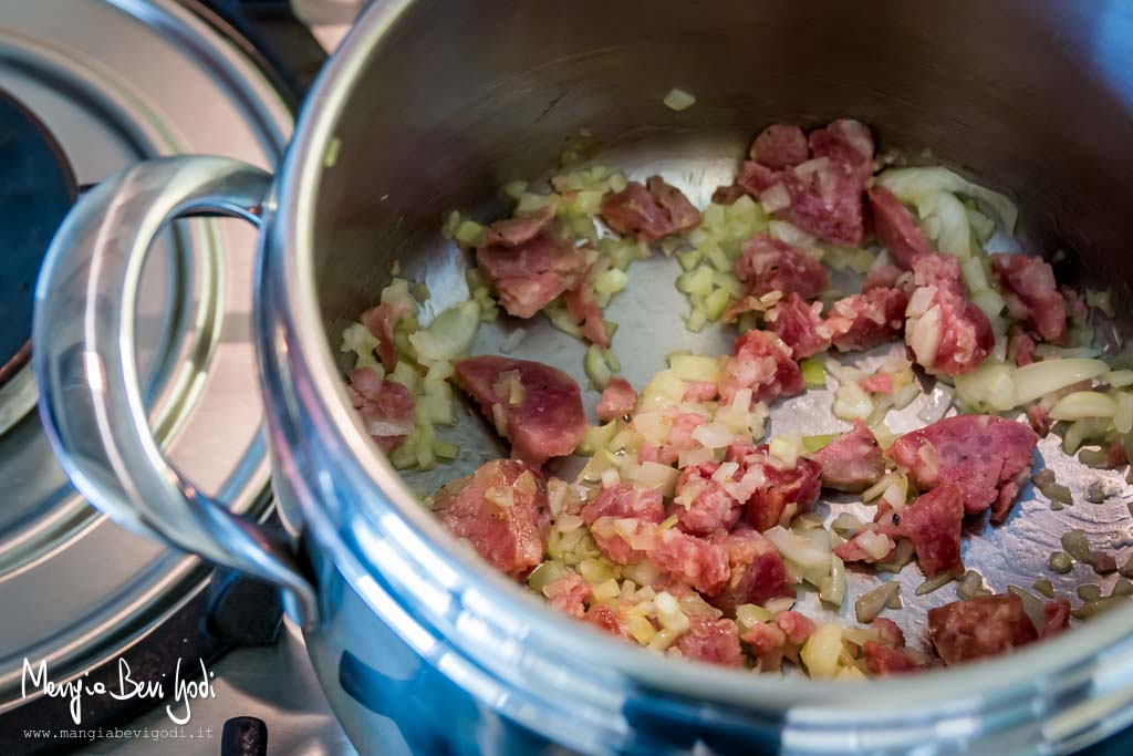 Soffritto per risotto con salame