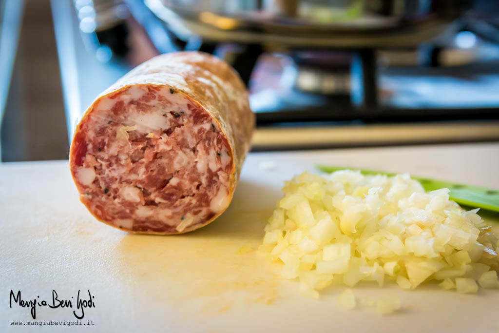 Salame e cipolla sono gli ingredienti di questo risotto