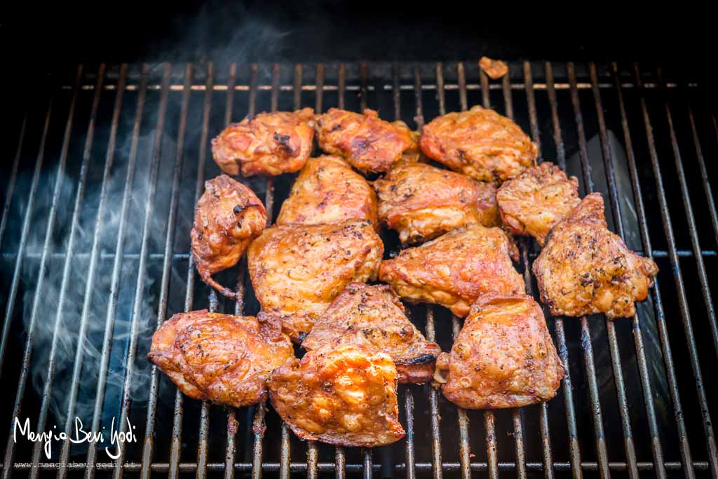 Sovracosce di pollo cotte nel barbecue con cottura indiretta.