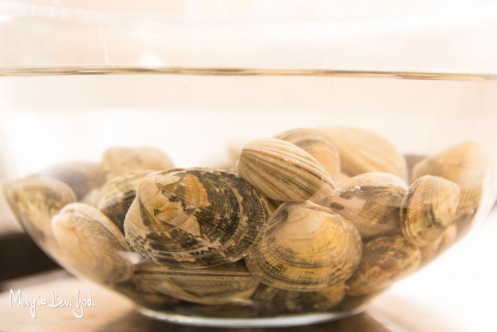 Far spurgare le vongole in una ciotola di acqua salata