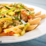 Pasta con tonno, zucchine e pomodorini