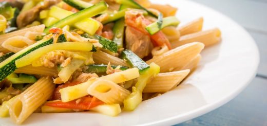 Pasta con tonno, zucchine e pomodorini