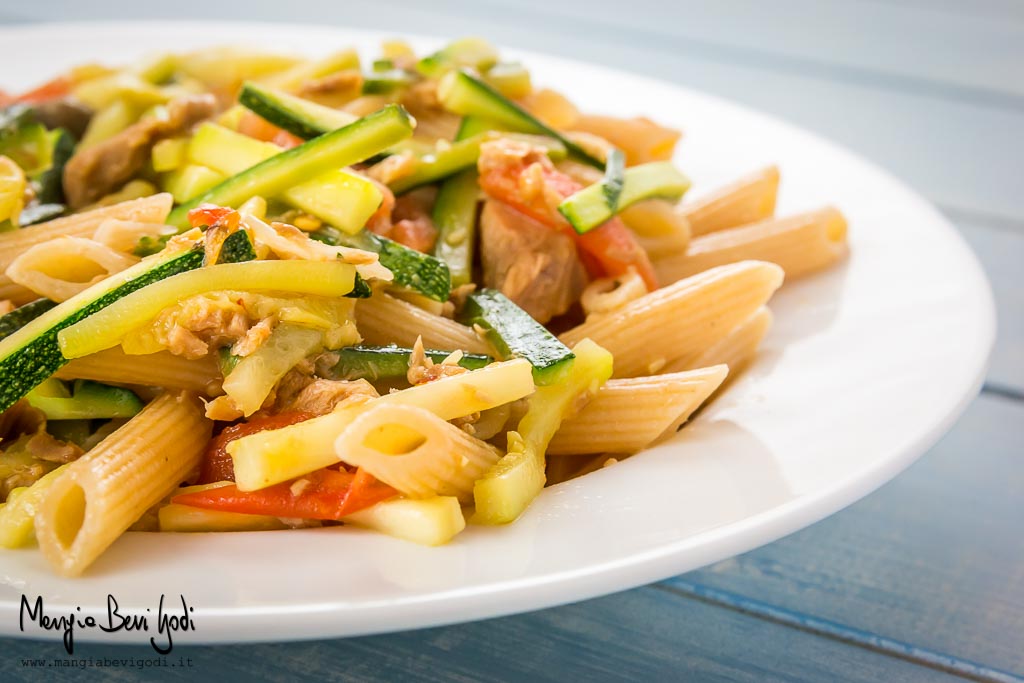 Pasta con tonno, zucchine e pomodorini