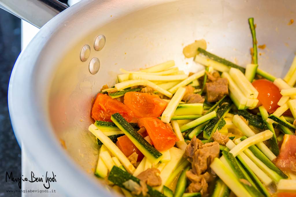 Pasta con tonno, zucchine e pomodorini