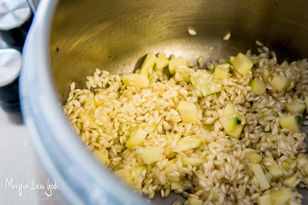 Preparazione del risotto con cozze e zucchine