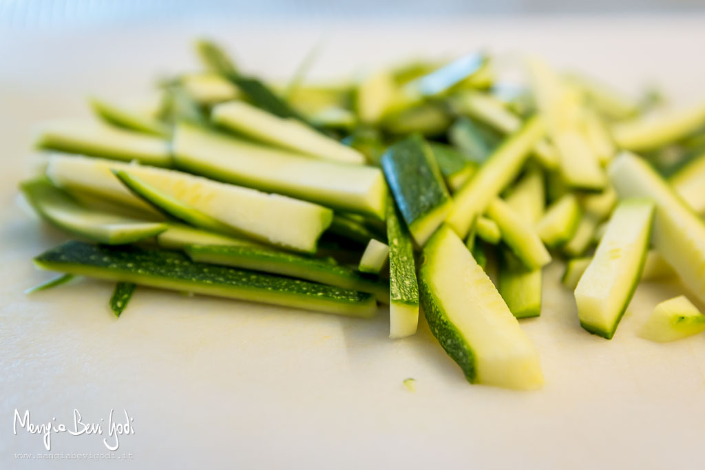 Preparazione del risotto con cozze e zucchine