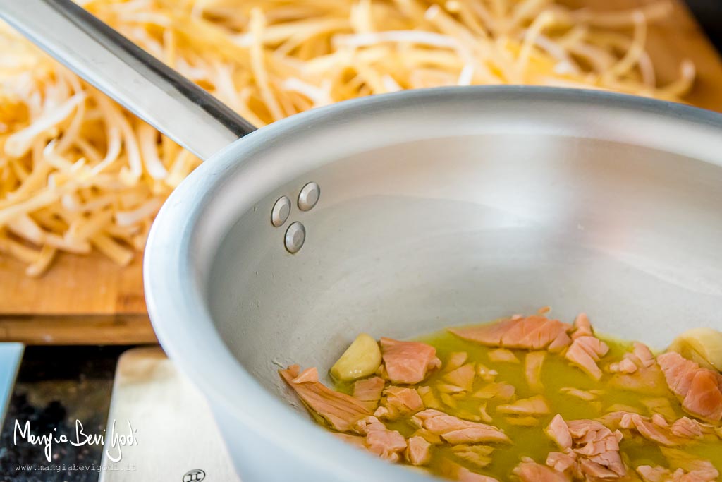 Preparazione tagliatelle al salmone e limone