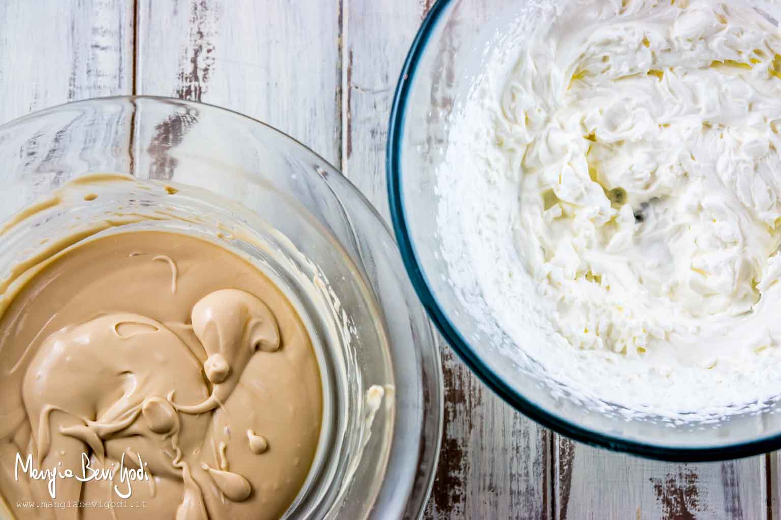 Preparazione frosting al caffè per decorare i cupcakes