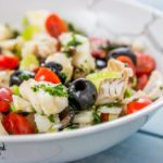 Insalata di baccalà freddo con pomodorini olive nere e capperi