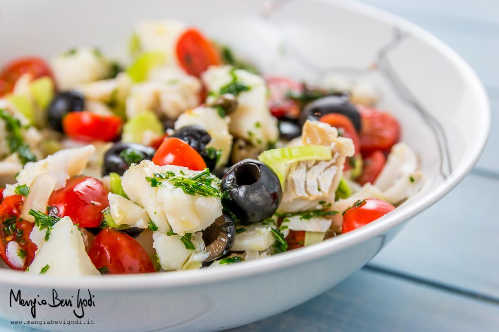 Insalata di baccalà freddo con pomodorini olive nere e capperi