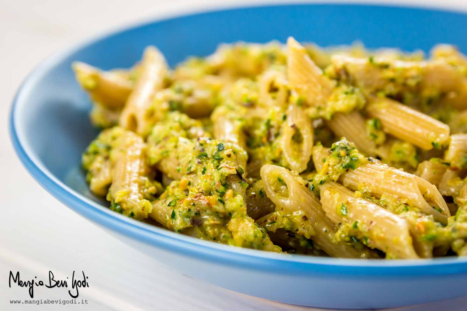 Pasta al pesto di zucchine e pistacchi