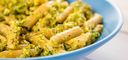 Pasta al pesto di zucchine e pistacchi