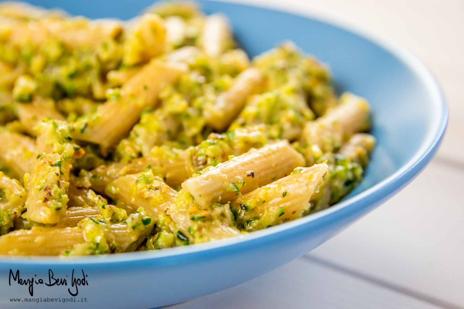 Penne al pesto di zucchine e pistacchi