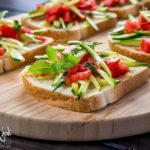 Bruschette estive con zucchine crude marinate e pomodoro (al profumo di menta)