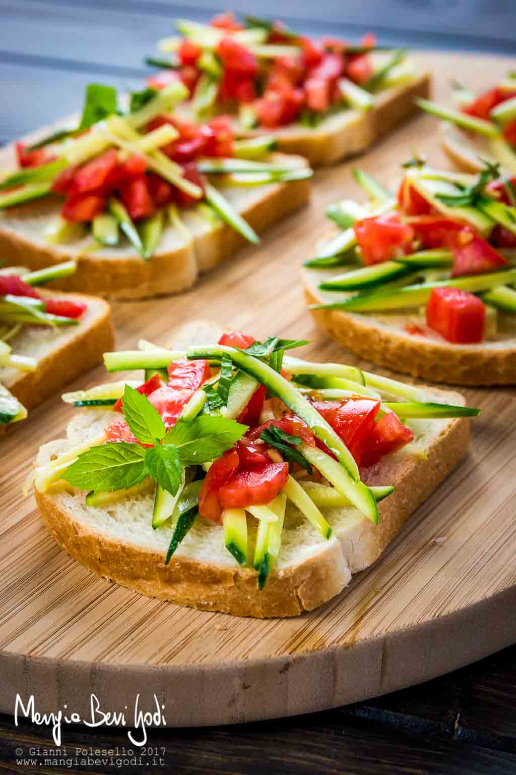 Bruschette estive con zucchine crude marinate e pomodoro (al profumo di menta)