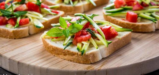 Bruschette estive con zucchine crude marinate e pomodoro (al profumo di menta)