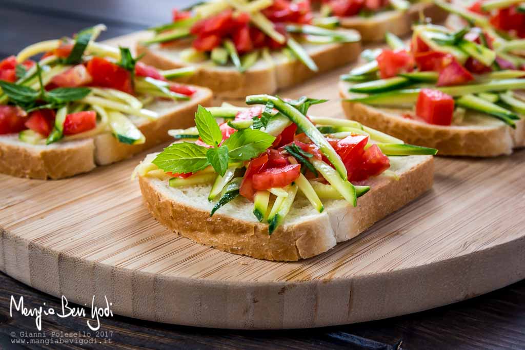 Bruschette estive con zucchine crude marinate e pomodoro (al profumo di menta)