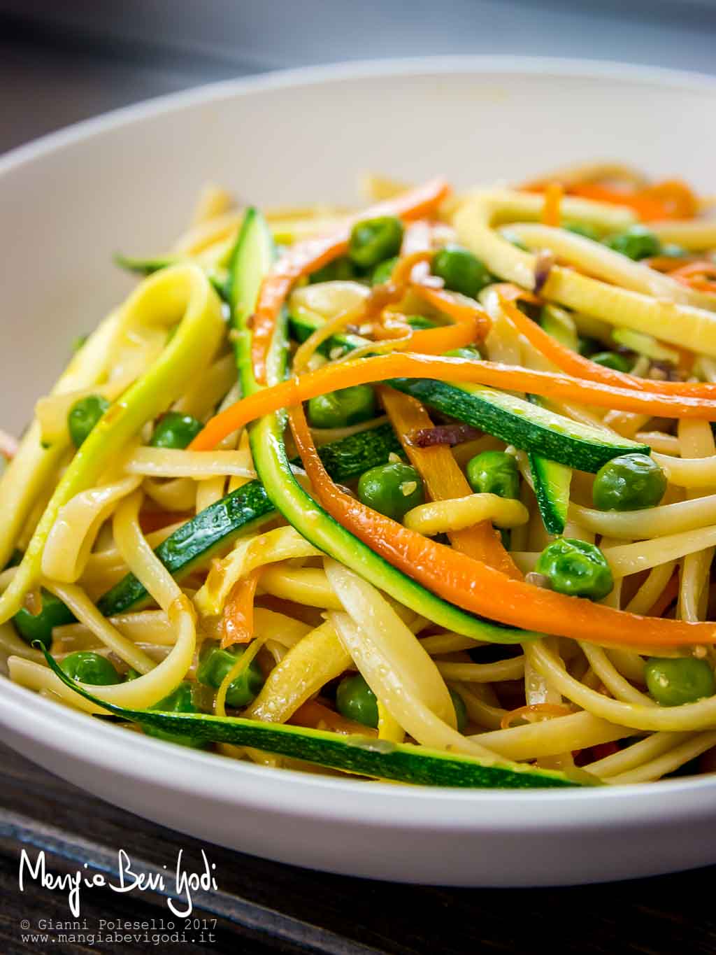 Linguine con carote, piselli e zucchine