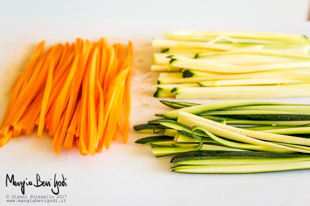 Ingredienti per linguine con carote, piselli e zucchine