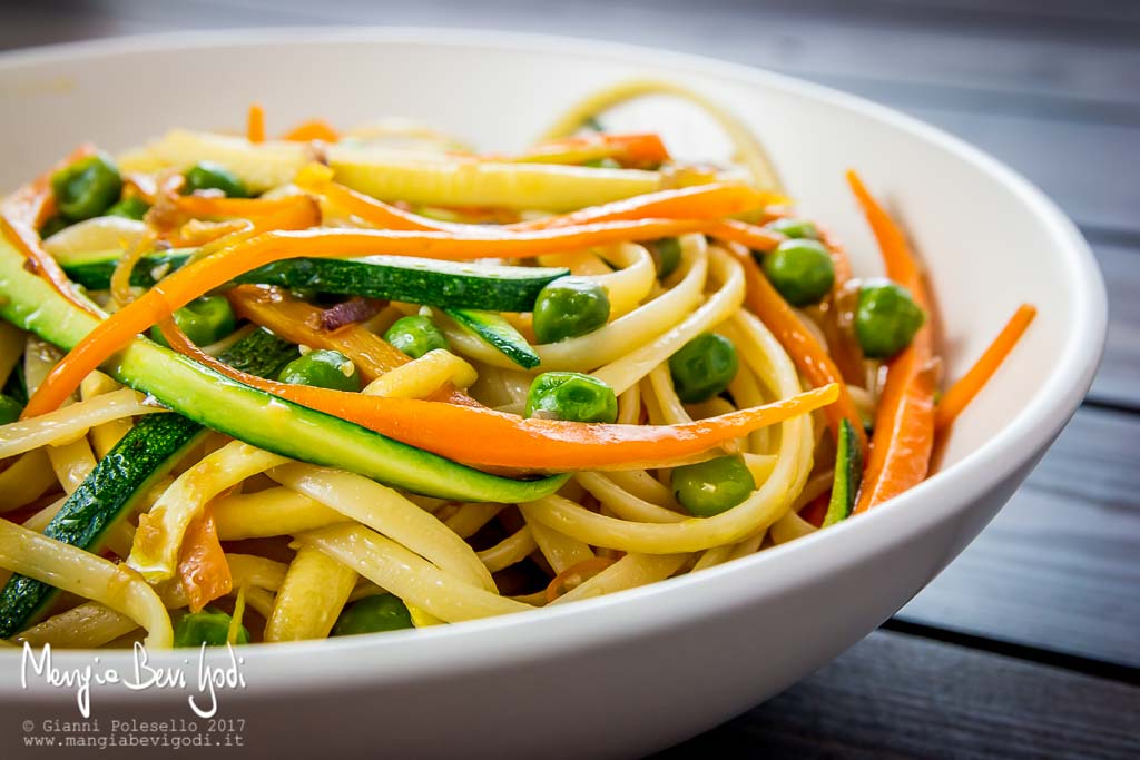 Linguine con carote, piselli e zucchine: una ricetta estiva e colorata