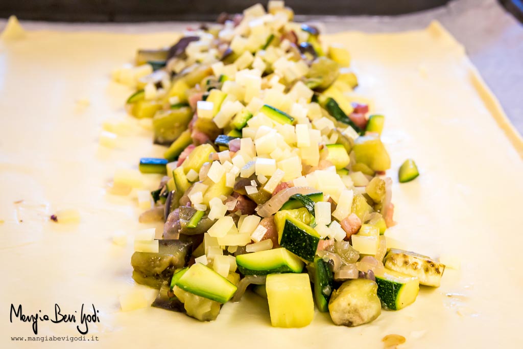 Preparazione dello strudel salato di zucchine, melanzane e pancetta