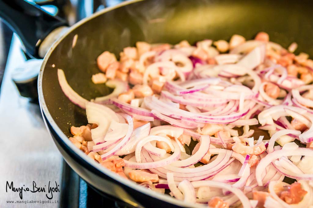 Soffriggere la cipolla per lo Strudel salato di zucchine, melanzane e pancetta
