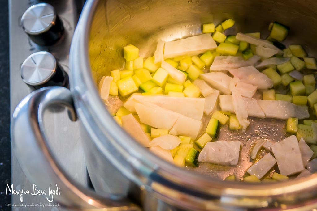 Preparazione risotto con platessa e zucchine