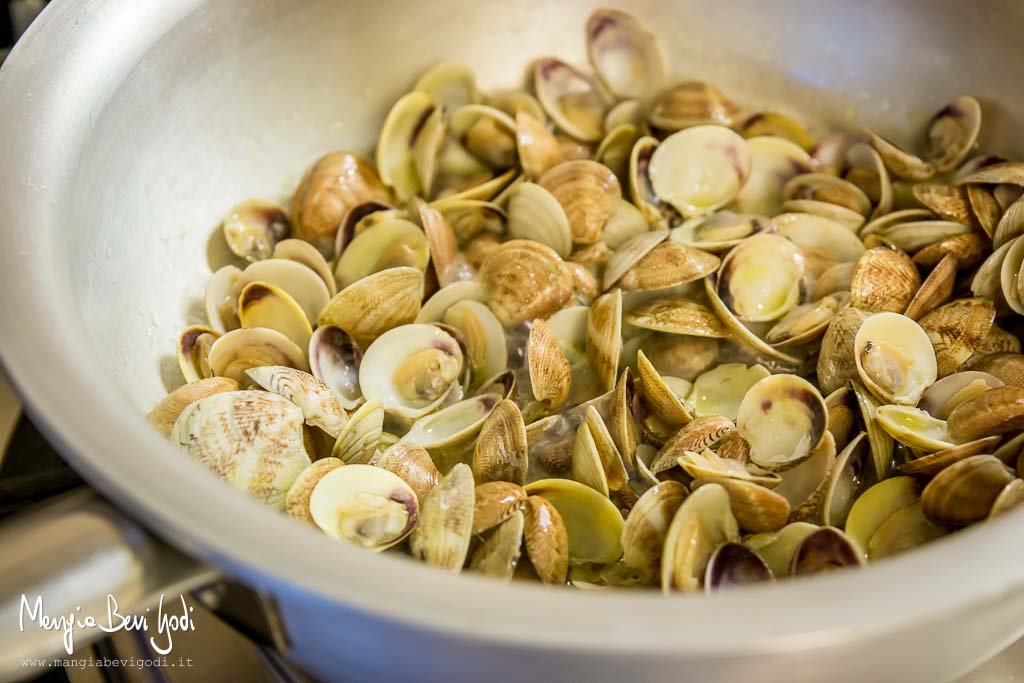 Far aprire le vongole in padella