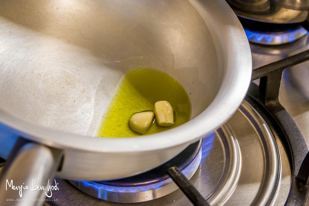 Preparazione soffritto per spaghetti alle vongole