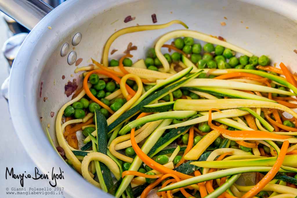 Sugo di carote, piselli e zucchine. Una ricetta estiva e colorata