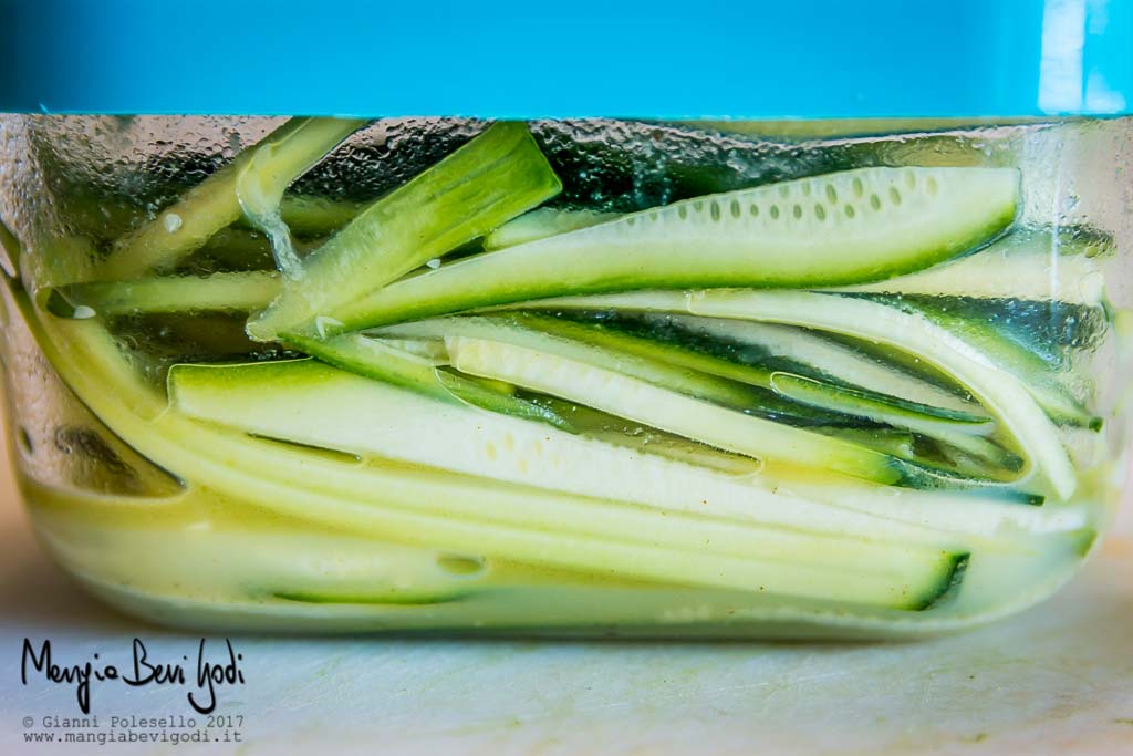 Zucchine crude marinate per bruschette