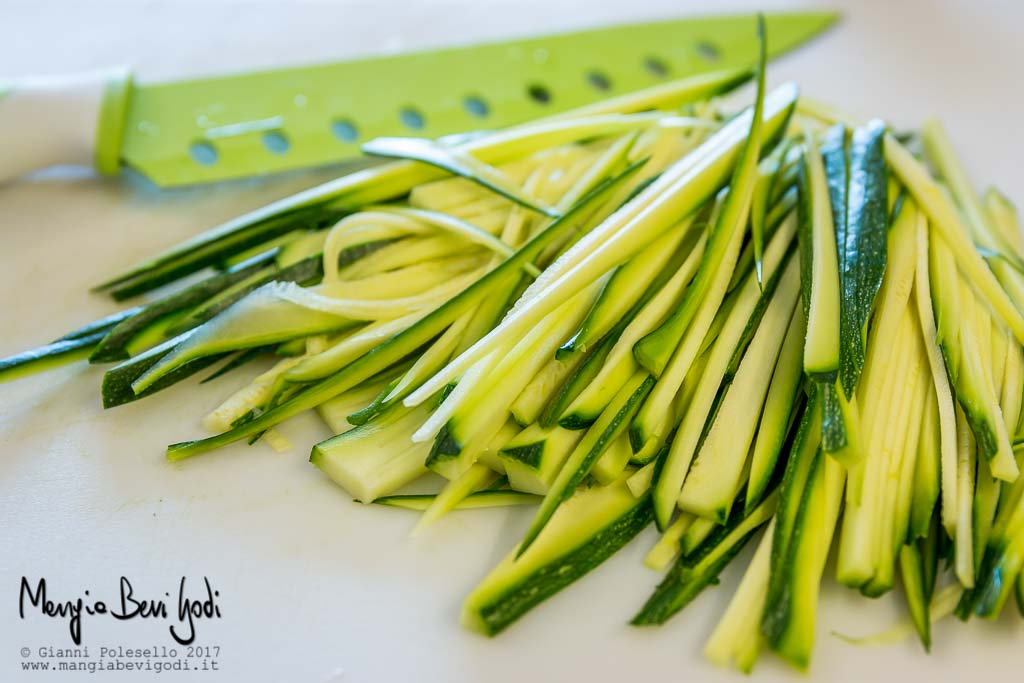 Zucchine tagliate alla julienne per bruschette