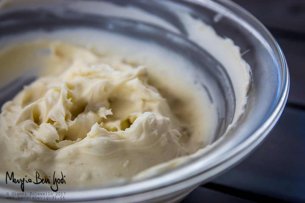 Preparazione crema di gorgonzola
