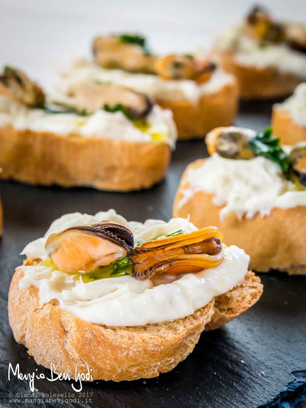 Crostini alle cozze e crema di gorgonzola