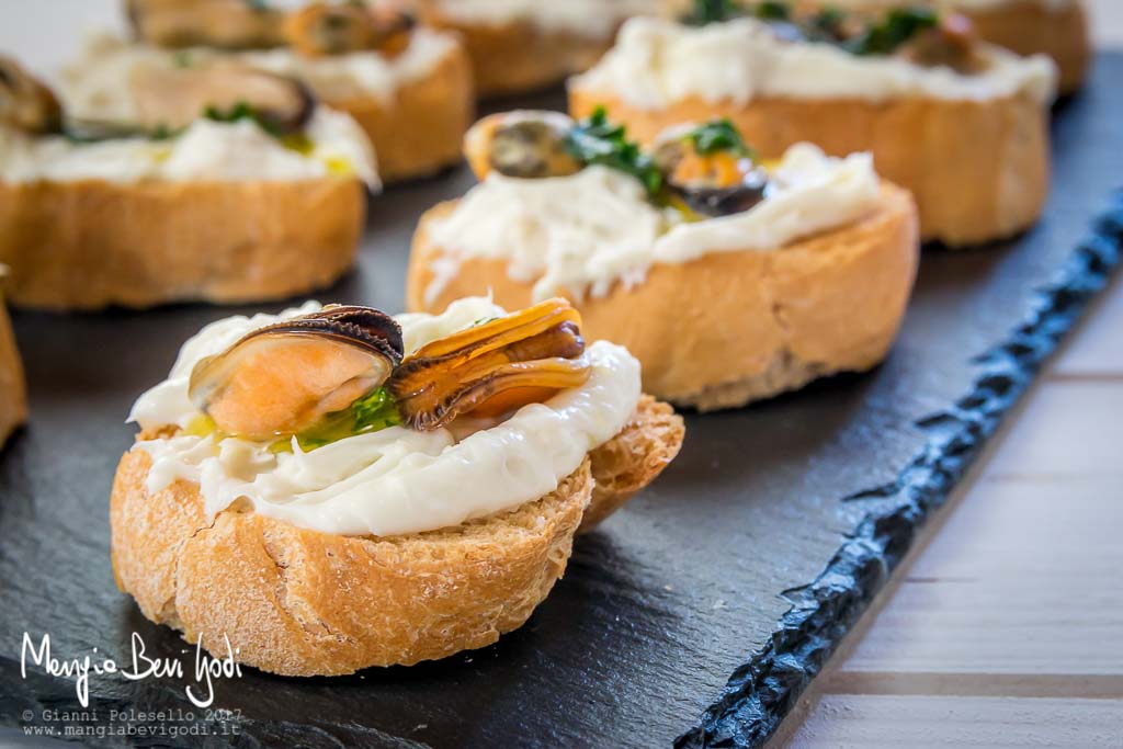 Crostini alle cozze e crema di gorgonzola