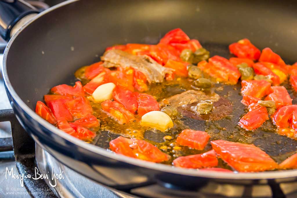 Preparazione filetti di platessa alla pescatora