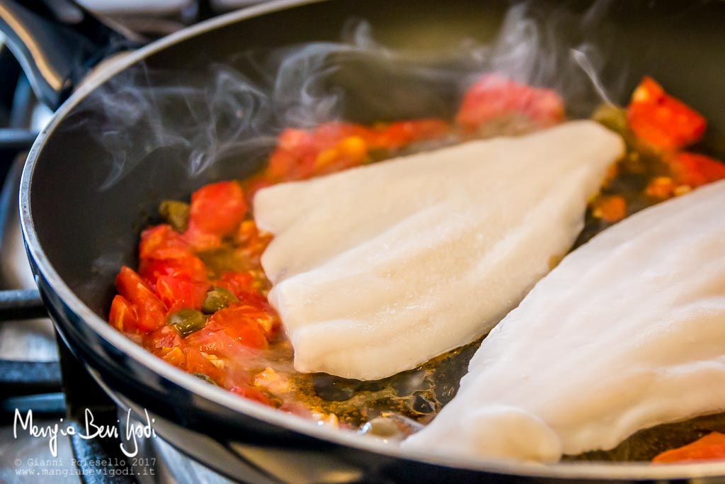 Preparazione filetti di platessa alla pescatora