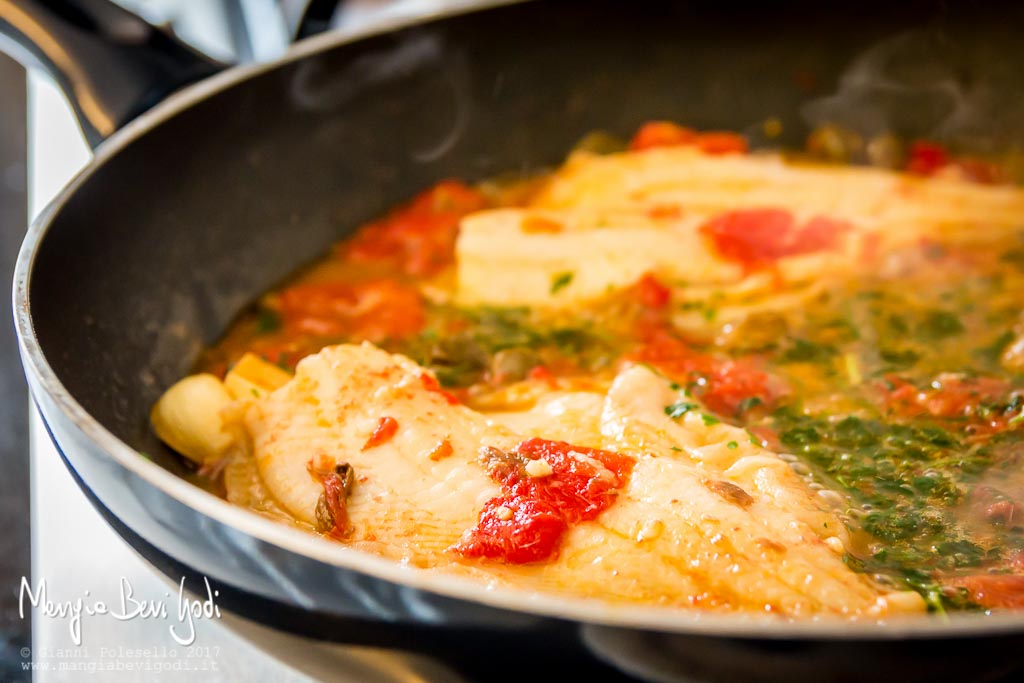 Preparazione filetti di platessa alla pescatora