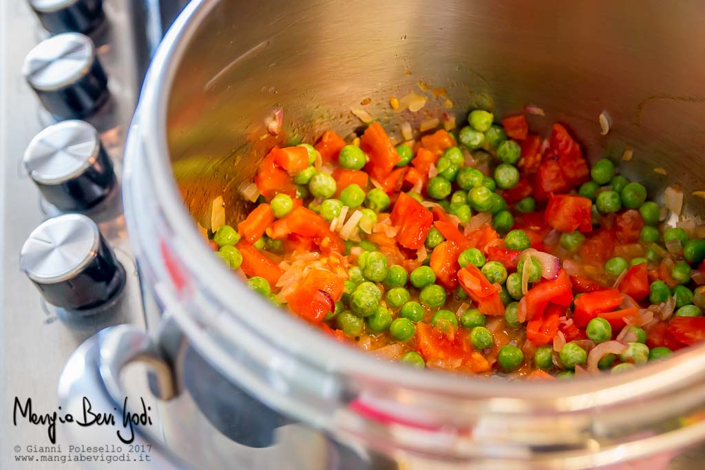 Preparazione risoto rosso co i bisi