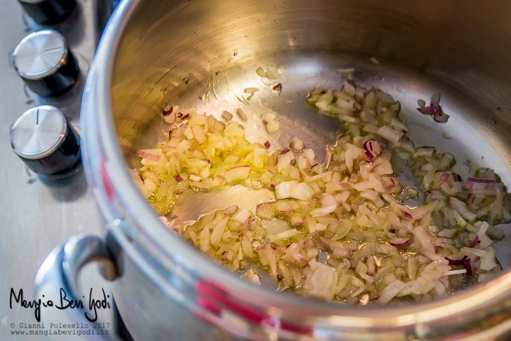 Preparazione risotto rosso con i piselli