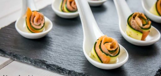 Roselline di zucchine crude marinate con salmone