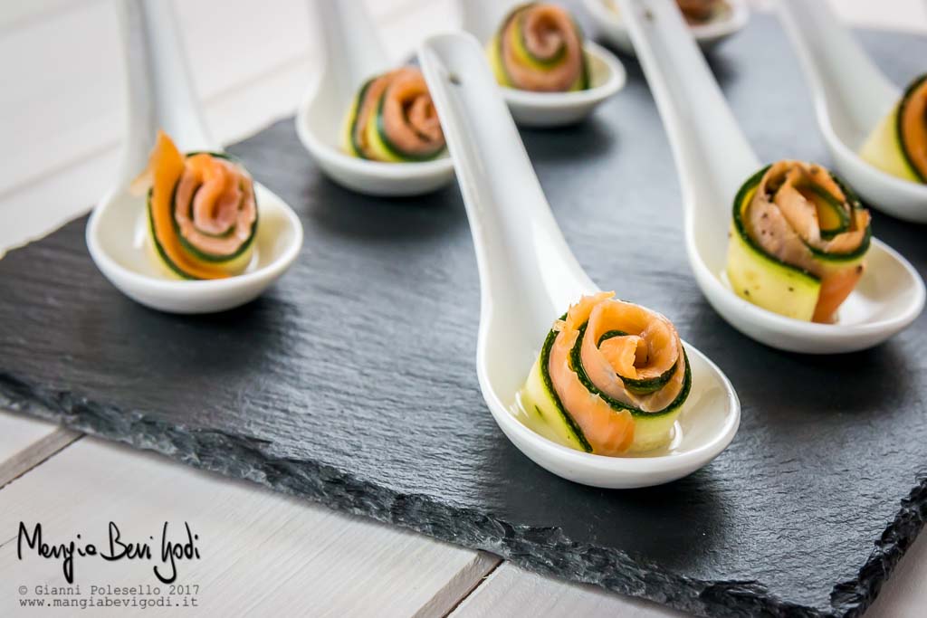 Roselline di zucchine crude marinate con salmone