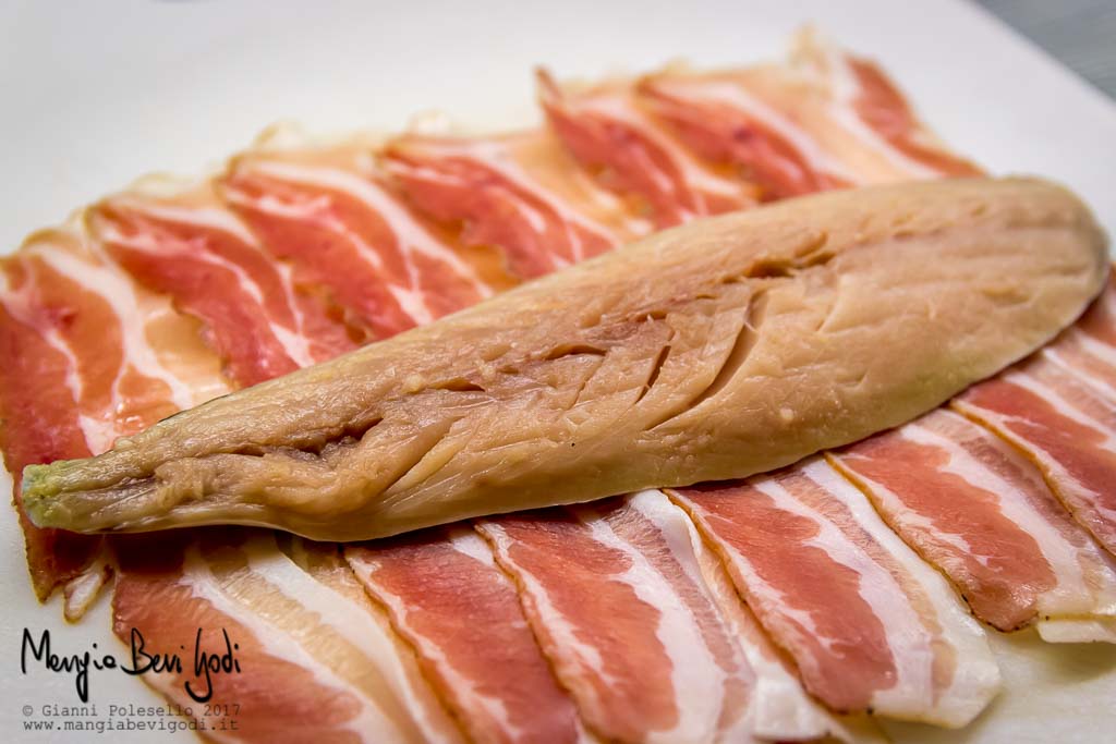 Preparazione sgombro in porchetta