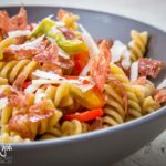 Pasta con salame croccante e peperoni