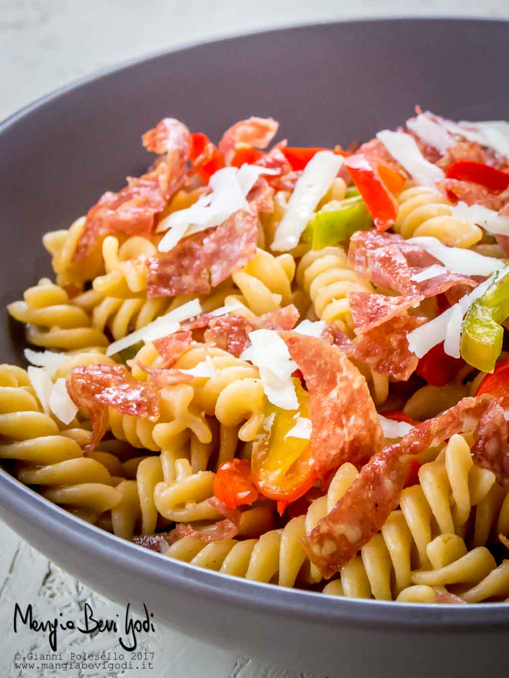 Pasta con salame croccante e peperoni